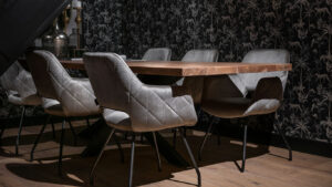 De Evi eetkamerstoel is een geweldige combinatie van comfort en stijlvol design. De strakke vormgeving die je terug ziet in de rugleuning en armleuning