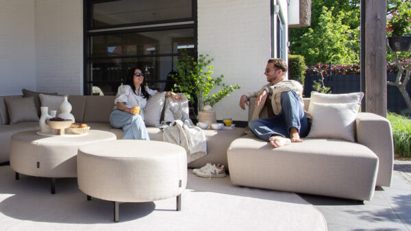 Urbansofa outdoor stoffen tuinbanken provence hoekbank sunbrella savanna coconut gezellig ontbijten op het terras 4