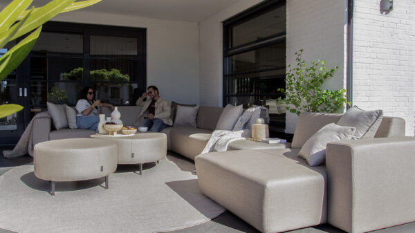 Urbansofa outdoor stoffen tuinbanken provence hoekbank sunbrella savanna coconut koffie drinken op het terras 1
