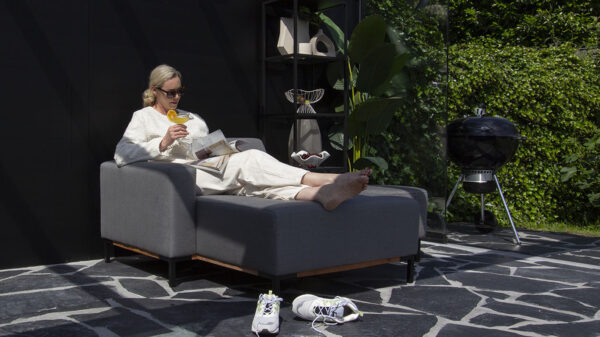 Urbansofa outdoor stoffen tuinbanken marbella daybed sunbrella natte charcoal ontspannen in de tuinkamer website 2