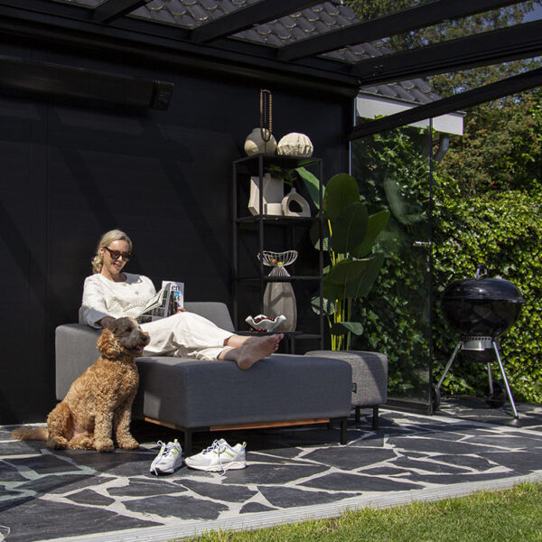 Urbansofa outdoor stoffen tuinbanken marbella daybed sunbrella natte charcoal ontspannen met de hond vierkant 1