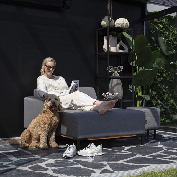 Urbansofa outdoor stoffen tuinbanken marbella daybed sunbrella natte charcoal ontspannen met de hond vierkant