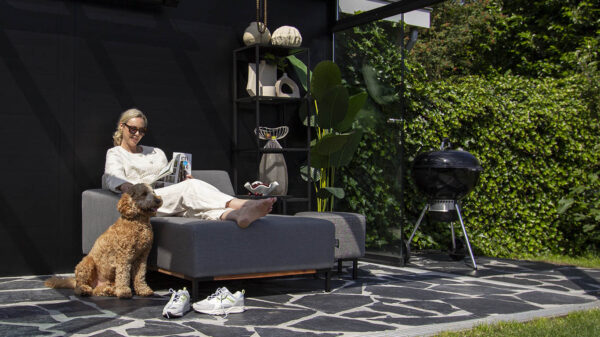 Urbansofa outdoor stoffen tuinbanken marbella daybed sunbrella natte charcoal ontspannen met de hond website 1