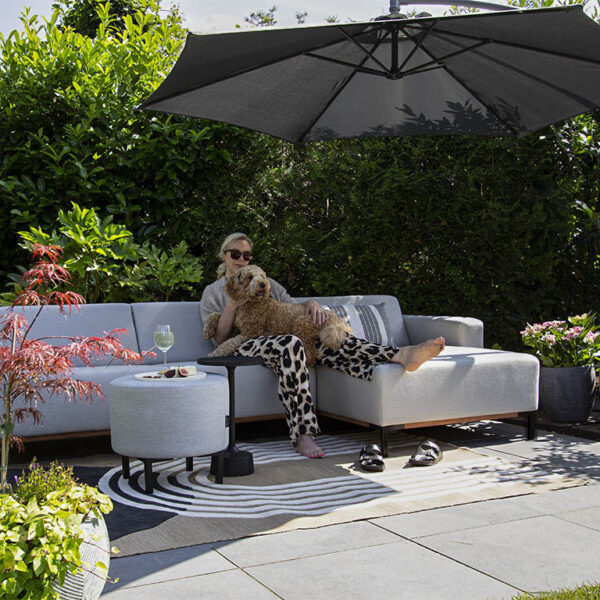 Urbansofa outdoor stoffen tuinbanken marbella loungebank sunbrella savana grey paris hocker sunbrella natte grey chine samen op de tuinbank vierkant