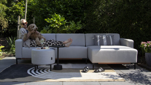 Urbansofa outdoor stoffen tuinbanken marbella loungebank sunbrella savana grey paris hocker sunbrella natte grey chine samen op de tuinbank website 1