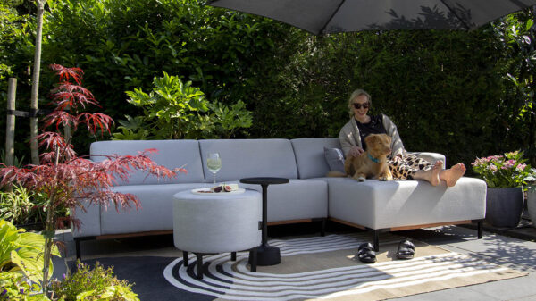 Urbansofa outdoor stoffen tuinbanken marbella loungebank sunbrella savana grey paris hocker sunbrella natte grey chine samen op de tuinbank website 3