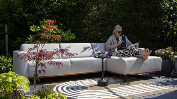 Urbansofa outdoor stoffen tuinbanken marbella loungebank sunbrella savana grey paris hocker sunbrella natte grey chine wijn drinken op de tuinbank website