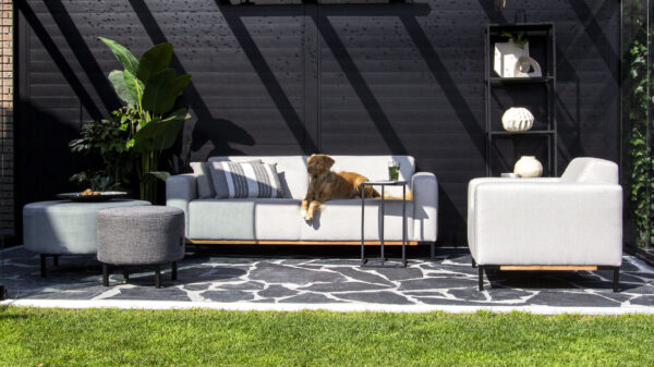 Urbansofa outdoor stoffen tuinbanken marbella sofa sunbrella savana grey marbella fauteuil sunbrella savana grey paris hockers hond op tuinbank detail website 2