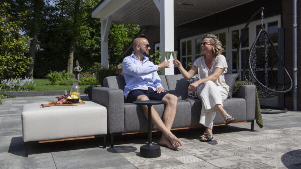 Urbansofa outdoor stoffen tuinbanken marbella sofa sunbrella savana tornado marbella hocker sunbrella natte linen chalk proosten op je buiten bankstel website