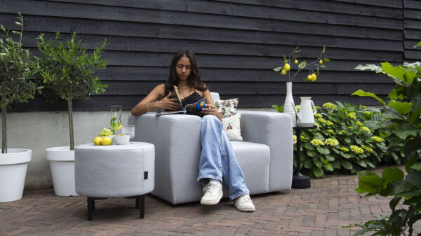 Urbansofa outdoor stoffen tuinbanken provence fauteuil sunbrella natte grey chine tijdschrift lezen buiten website