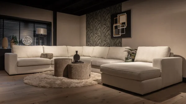 UrbanSofa Giorno Casia Hoekbank in Mulberry Sand en Otis Poef in Marino Desert