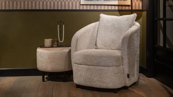 UrbanSofa Liv Fauteuil in Marino Nature en Paris Hocker in Bergamo Fur Silver 1