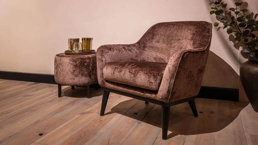 UrbanSofa Timo Fauteuil in Eden Plum en Paris Hocker