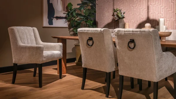 UrbanSofa Dionne eetkamerfauteuil in Valencia Nature met Big Hangers Zwart