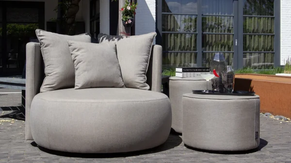 UrbanSofa Outdoor Fauteuil Ibiza in Natte Carbon Beige en Bellagio Outdoor Poefen high en low in Natte Grey Chine