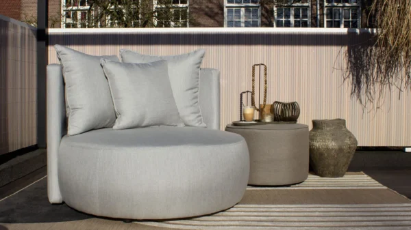 UrbanSofa Outdoor Ibiza ronde buiten fauteuil Sunbrella Natte Grey Chine op zonnig buiten terras