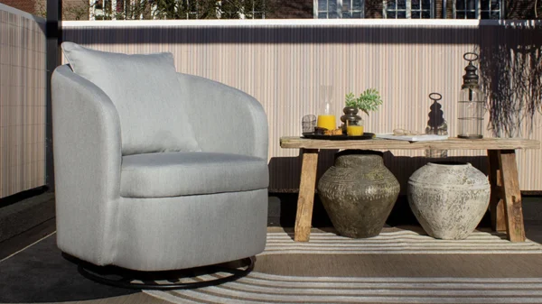 UrbanSofa Outdoor Venice buiten fauteuil Sunbrella Natte Grey Chine op zonnig buiten terras