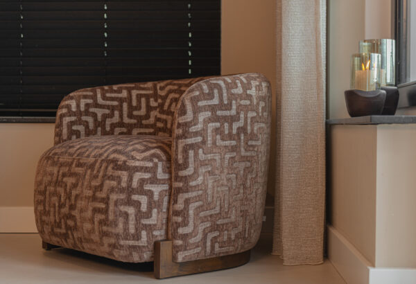Lounge stoel Hannah brown labyrinth fire retardant