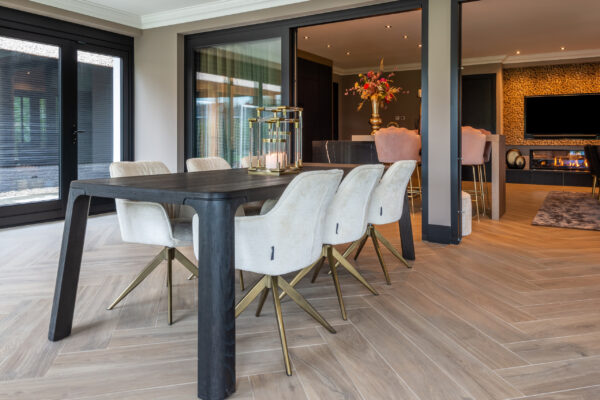 Eetkamerstoel Aline white chenille swivel fire retardant