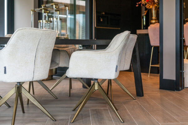 Eetkamerstoel Aline white chenille swivel fire retardant