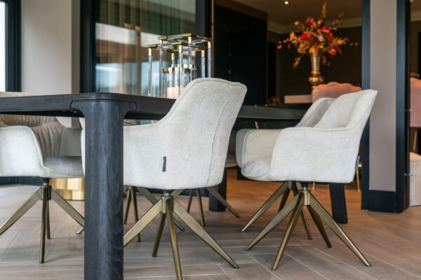 Eetkamerstoel Aline white chenille swivel fire retardant