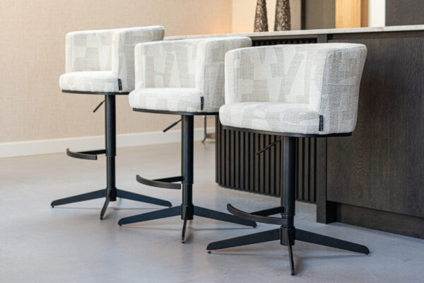 Barstoel Cheyenne beige graffic swivel